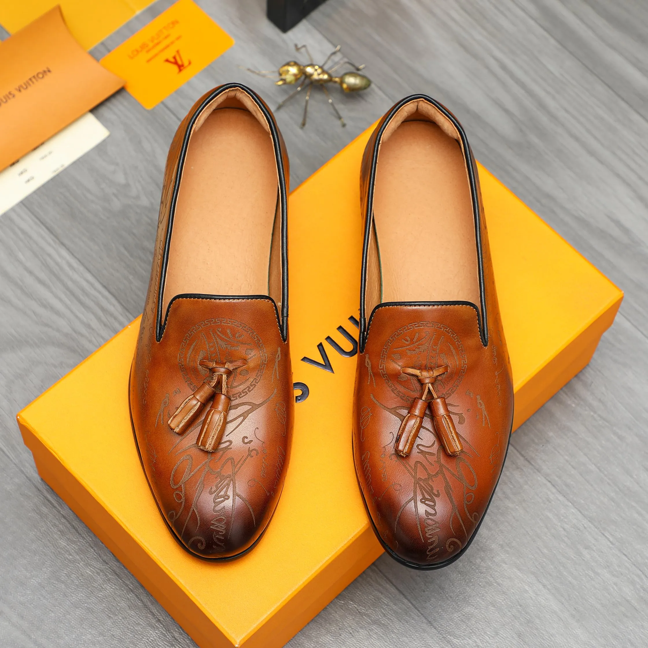Men's shoes 💰520 Product trademark: LV "Louis Vuitton" business slip-on leather shoes Regular size: 37-46 Product material: Selected color-burned cowhide upper, pigskin lining, rubber outsole